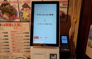 多言語対応の券売機が設置されたラーメン店。画面タッチで簡単注文が可能。